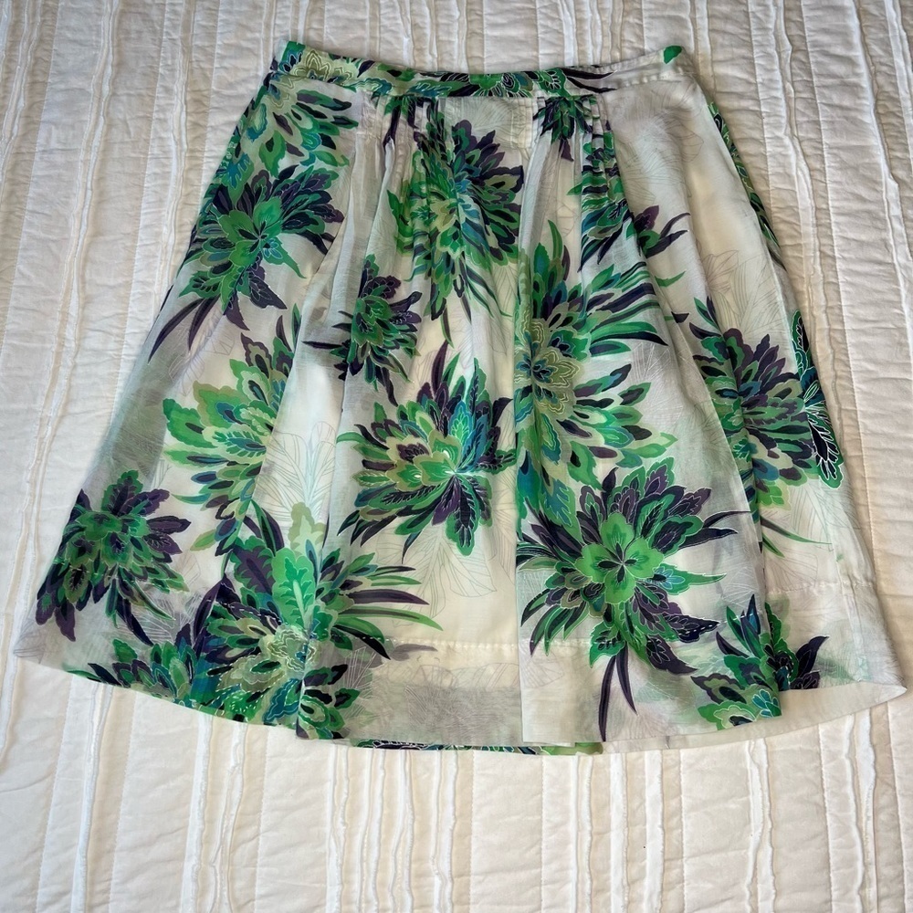 2/$30 Tahari silk blend pleated floral A line knee length skirt. - Picture 3 of 16